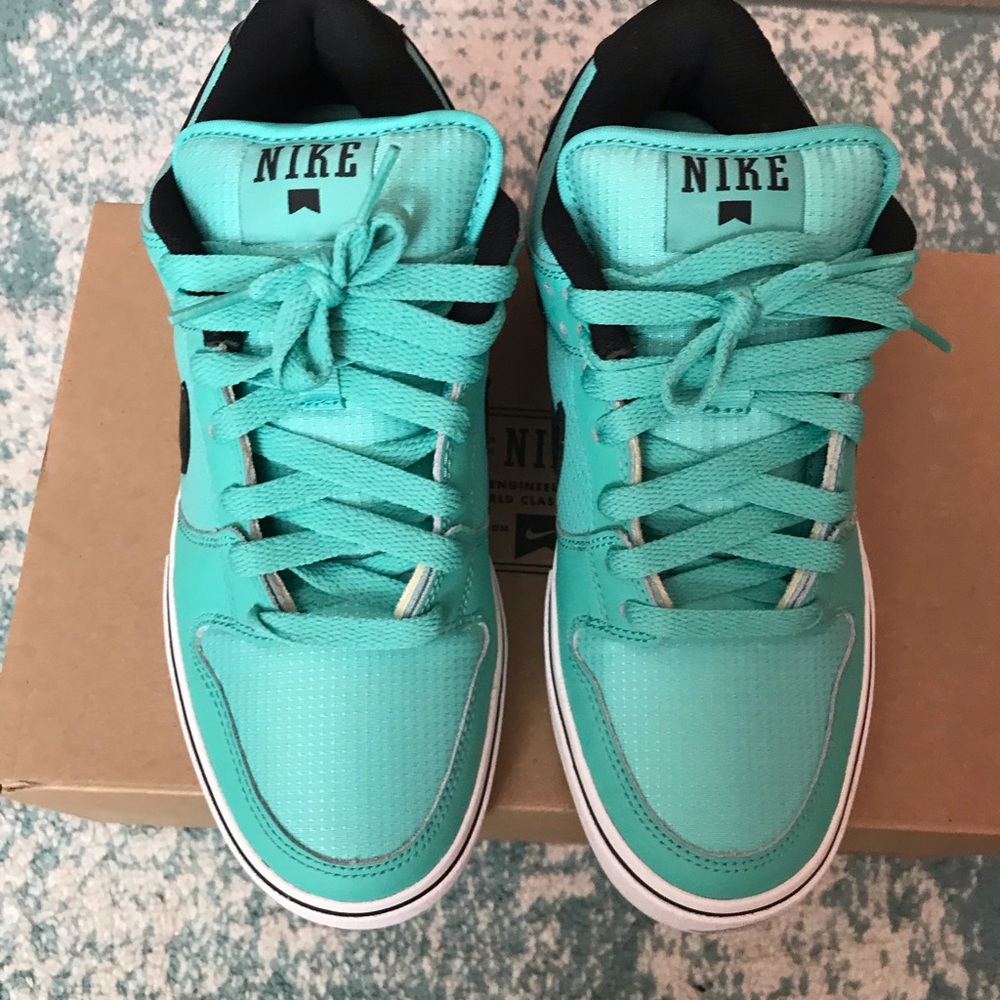Nike dunk low mint color size 8